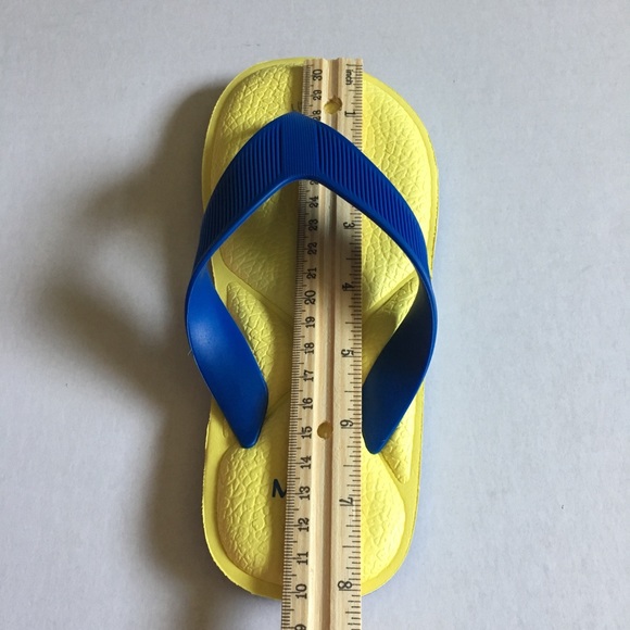 Flip flops Sandals. Boys Size. 11/12  (Large) - Picture 4 of 5